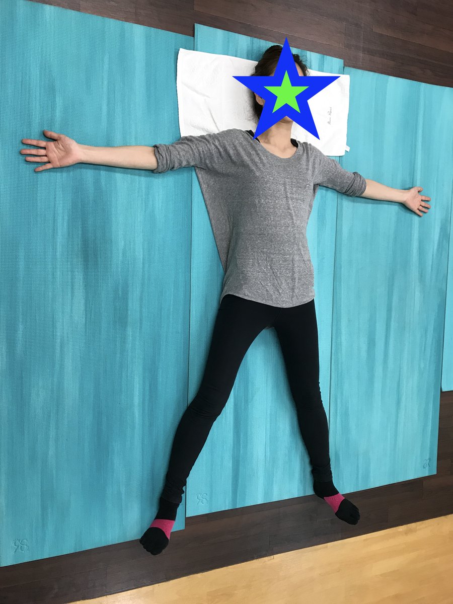 YAPF_tweet's tweet image. ローリング

大の字に寝たところから

頭を上げ右手から1㍍くらい延長線上に目標を定める
そこにむかって左腕をのばす

頭から順々にからだを回旋
脚は力を抜いたまま
シールを剥がすように滑らかに、うつ伏せまで転がる

もとに戻り反対側を行う

３〜５往復

#YAPF
#西荻窪
#挫折知らずの１分運動