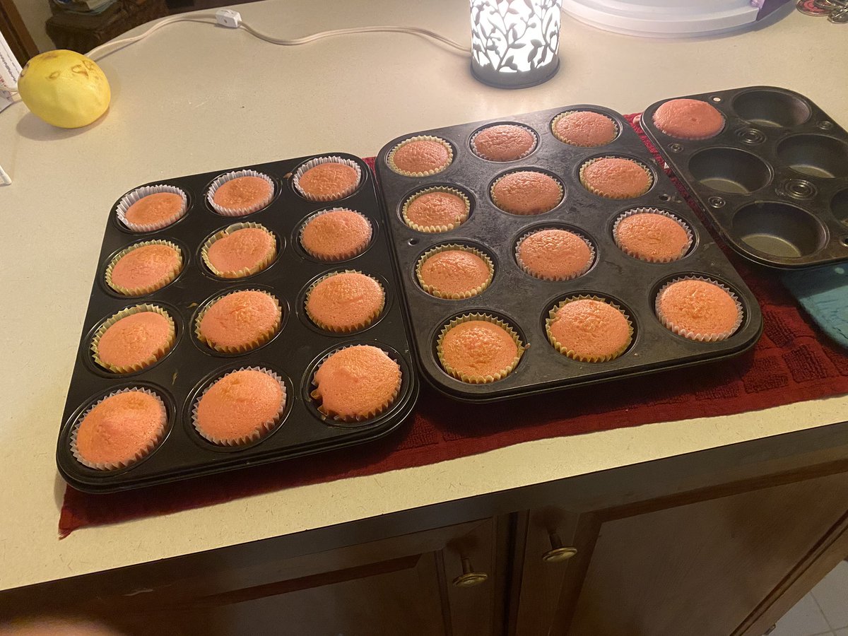 TastiesbyTashaa's tweet photo. They got their order , do you ? #OrderUp #StrawberryCupcakes #2Dozen #CreamCheeseIcing #DontMissOut https://t.co/bwqVONi4Wi