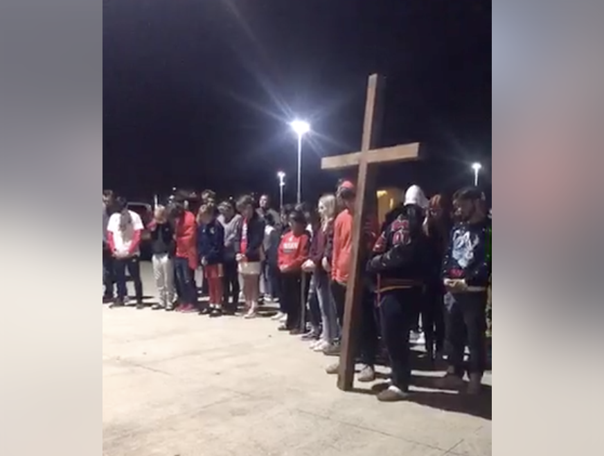1079isHot's tweet photo. It was an emotional scene at Lourdes as friends and loved ones positioned themselves in prayer toward the hospital window of teenaged shooting victim Matthew Carter: https://t.co/IivCu9TWdA #PrayersForMatthew via @KATCTV3 https://t.co/MmicrpTg4j