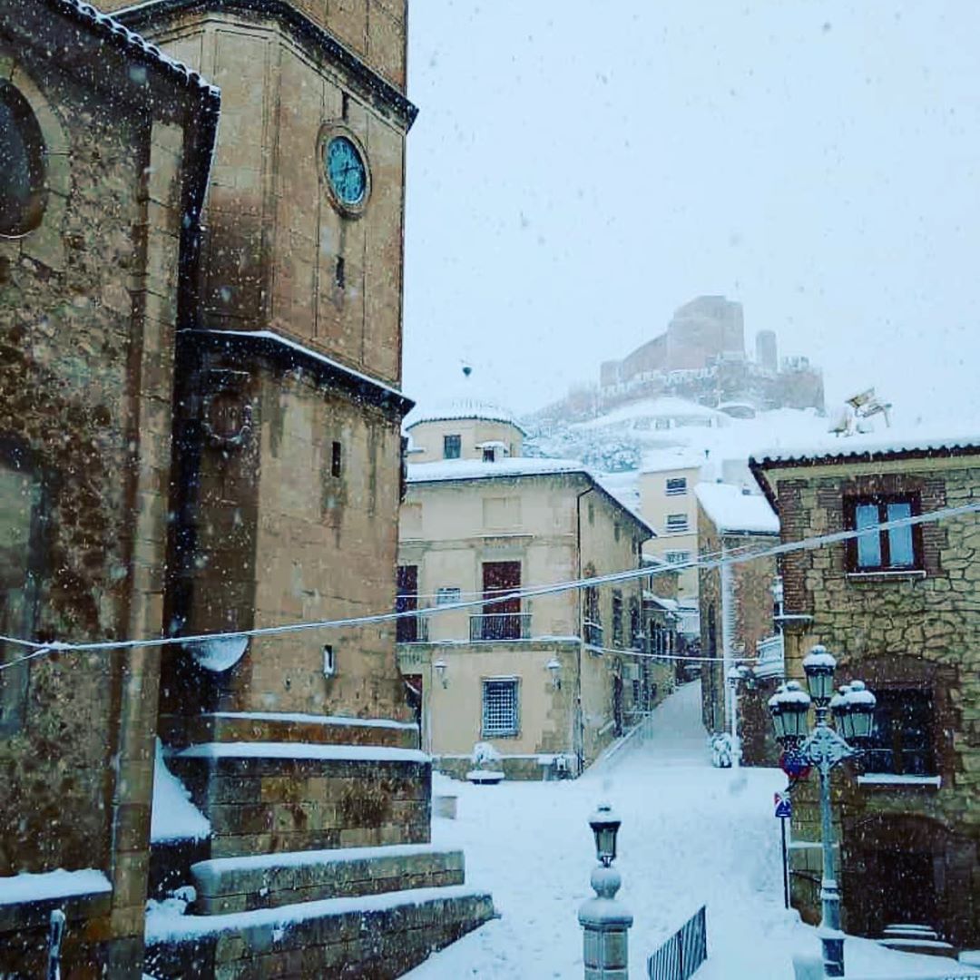 costablancaorg's tweet photo. ¡Seguimos alucinando con las fotos de nuestros paisajes nevados! ❄️❄️❄️☃️
Imágenes: 
#Tibi @Aliforniano  
#Villena José Luis Sáez vía @TurismoVillena
#Biar @Biarsensacion 
#Banyeres @ulldecanals https://t.co/EgbLZuXpPB