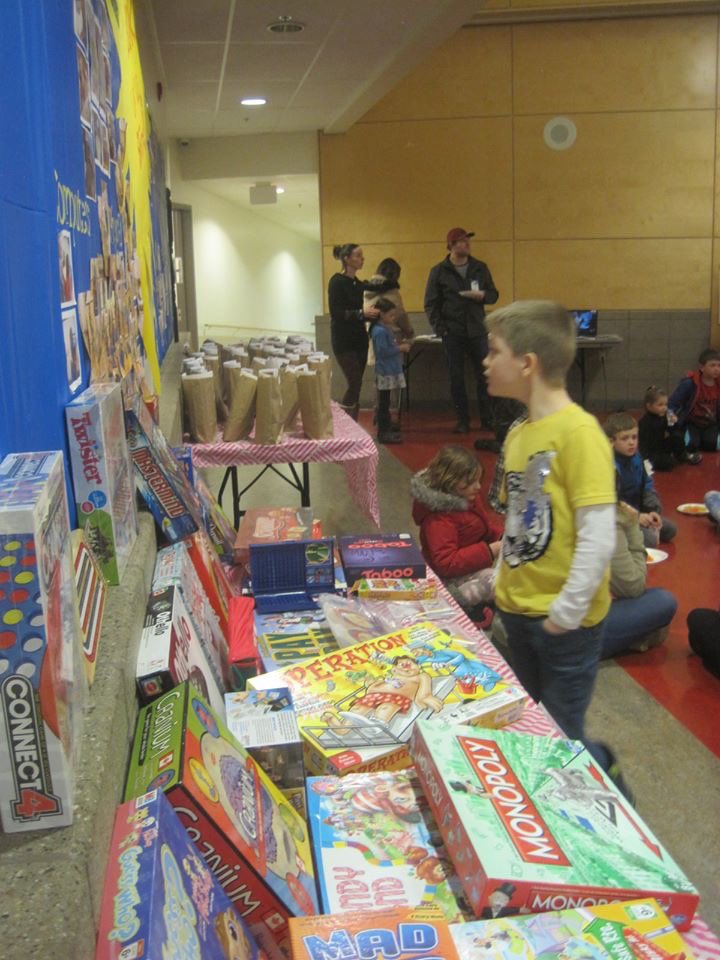 VulcanPrairiev1's tweet photo. Family Math Games night was filled with 'Mac and Cheese' and math and cards (and dice and dominoes). Thanks to everyone who could attend and who helped make it happen! #mathgames #numeracy #familyfun https://t.co/i2kqHsOhMP
