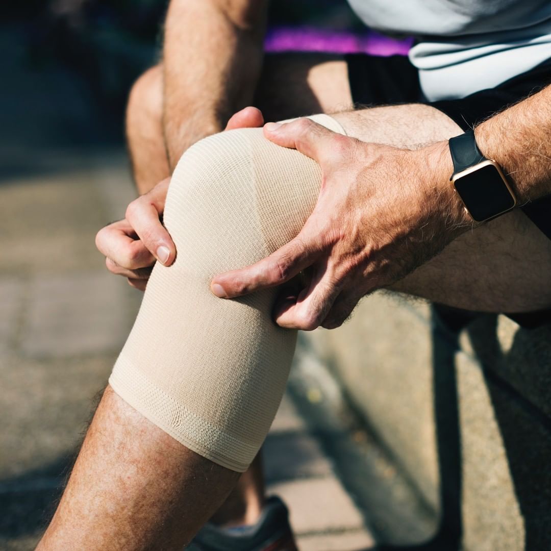 Amazing Oils Magnesium Pro Spray is scientifically formulated with pharmaceutical grade Magnesium to provide relief from knee pain caused by a sudden injury or by an underlying condition, such as arthritis.