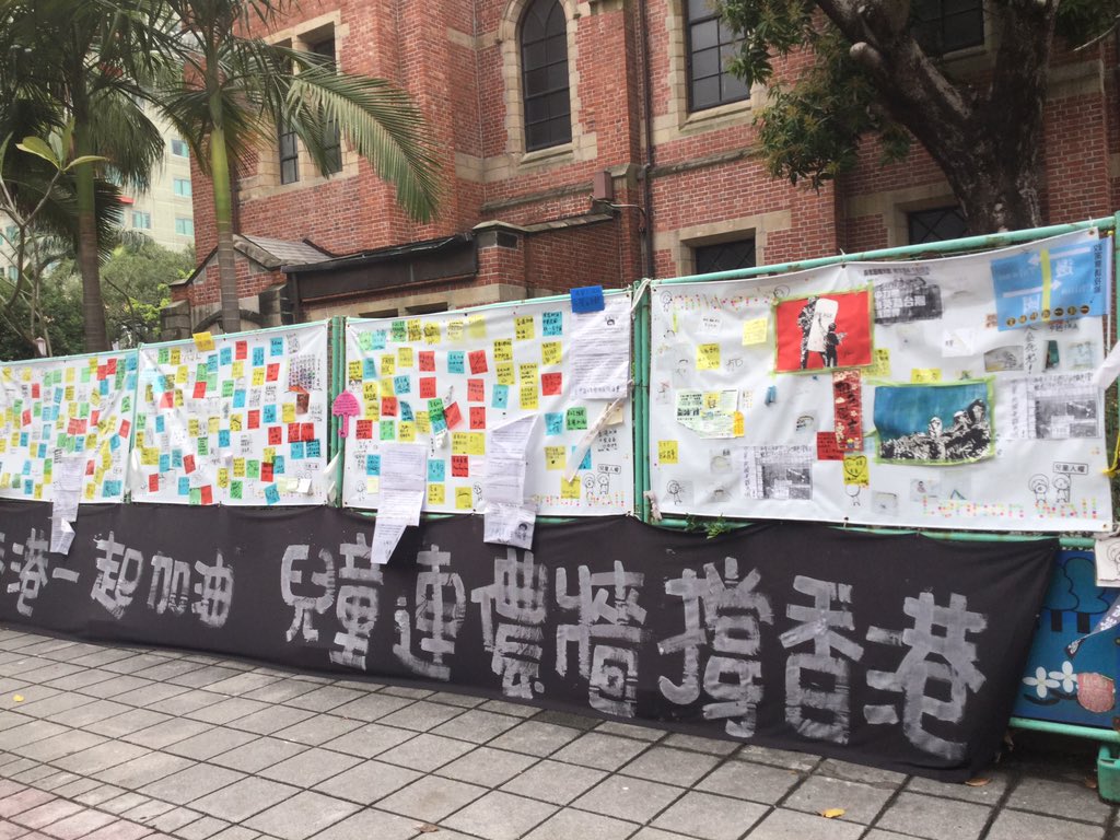 Xiani_PCh's tweet photo. #LenonWall nearby #Taiwan Legislative Yuan 立法院 https://t.co/kt46SrS1CW