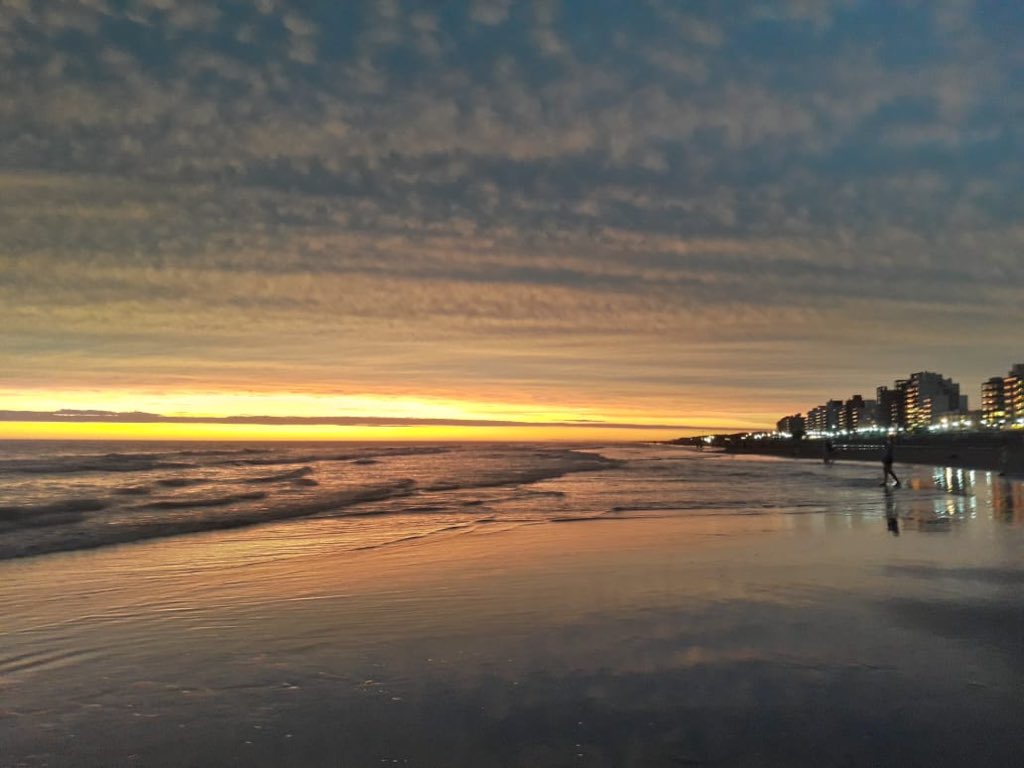 GallaraJuli's tweet photo. el atardecer de hoy en Monte Hermoso no necesitó ningún filtro🌄✨🏝 https://t.co/qc0qSMRQIV