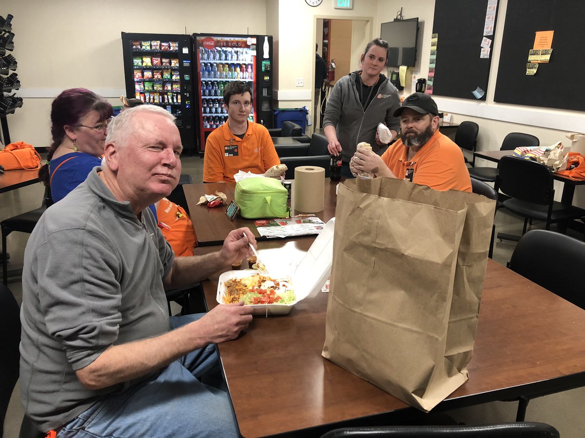 KAshbeck's tweet photo. The 4017 MET Teams enjoying lunch/dinner in celebration of our 180 days safe.@Stuhr2001 @sally_drape @KHahmeyer @KipJamesMET https://t.co/DhRP5PQxWL