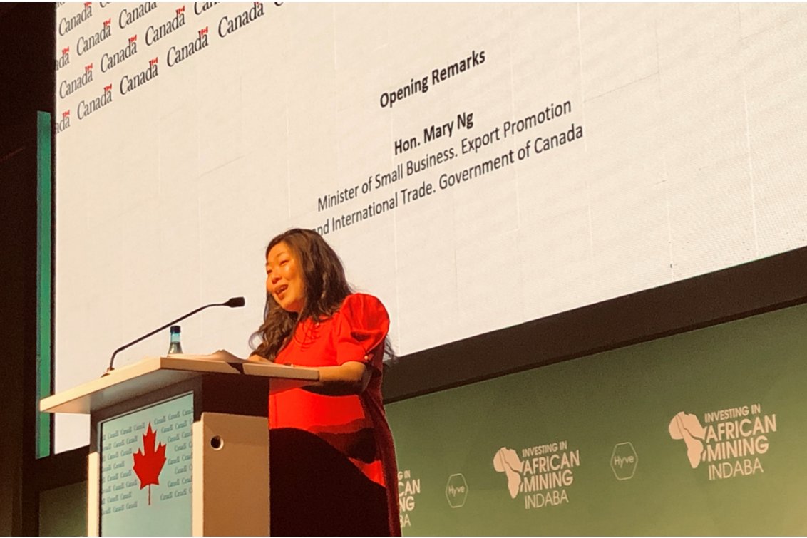 CommerceCanada's tweet photo. La ministre Ng a lancé @MiningIndaba lors d’une allocution dans le cadre de la Journée du développement durable, soulignant l’engagement du Canada pour veiller à ce que le secteur minier continue de croître de façon responsable tout en créant de bons emplois. #CanadaIndaba https://t.co/6yEsvIqubj