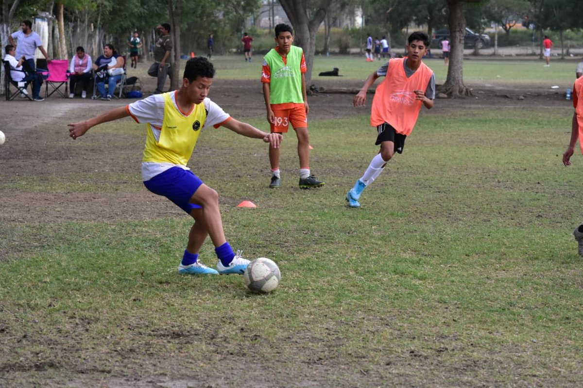 CFCorrecaminos's tweet photo. Tus Correcaminos Sub 13, dirigidos por Carlos Medina, en preparación para sus compromisos de este fin de semana dentro de la #CopaUAT y en la #LigaNacionalJuvenil 👊🏼 ¡Con todo! 🟠🔵
#AquíPuroCorrecaminos #PorqueNosHacenVibrar https://t.co/yuxAyJu9dL