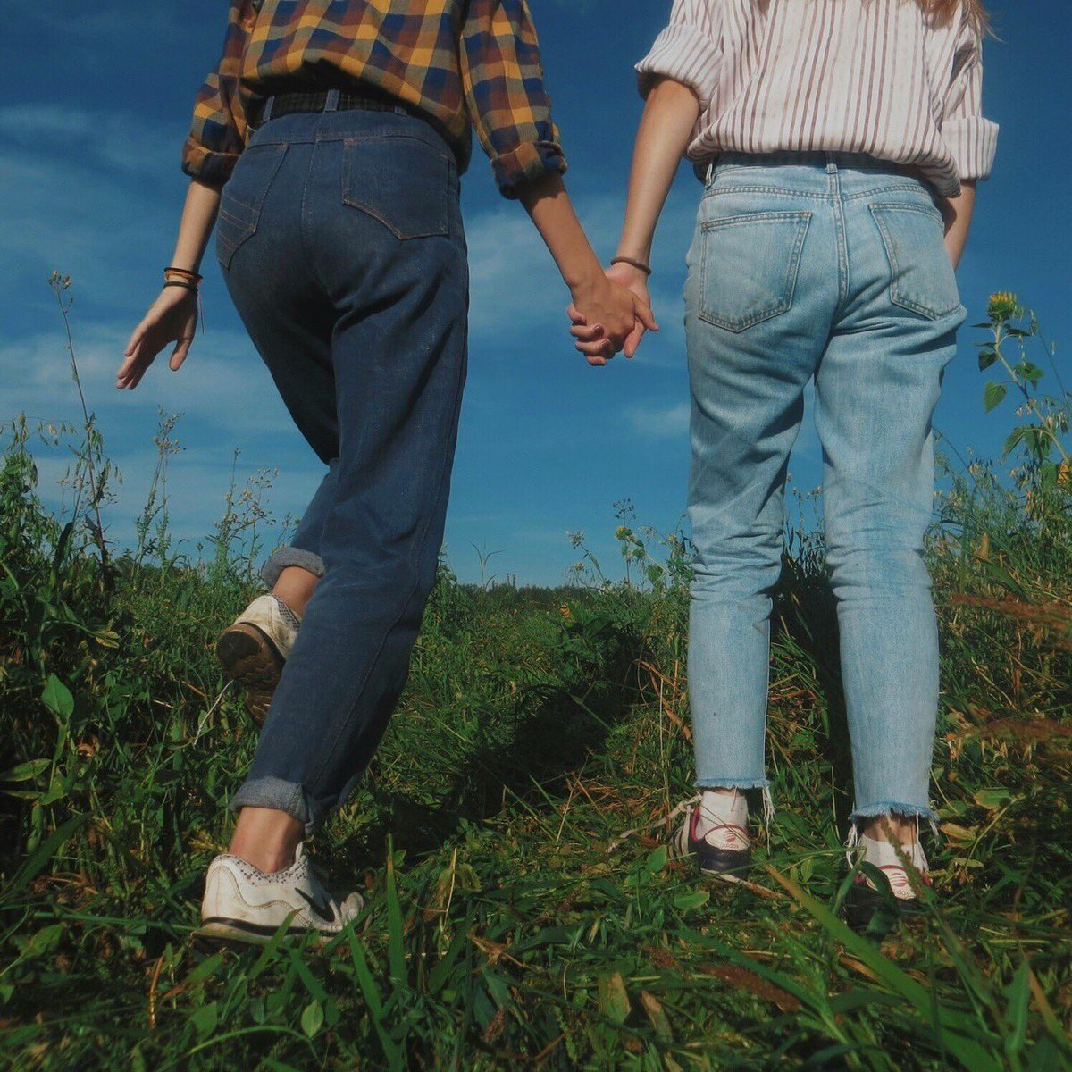 effysayre's tweet image. “𝙞 𝙟𝙪𝙨𝙩 𝙡𝙞𝙠𝙚𝙙 𝙜𝙞𝙧𝙡𝙨 𝙗𝙚𝙘𝙖𝙪𝙨𝙚 𝙞 𝙘𝙤𝙪𝙡𝙙𝙣’𝙩 𝙝𝙚𝙡𝙥 𝙣𝙤𝙩 𝙩𝙤” — emily m. danforth

this is a thread of all the books i read in f/f feb!!! ♡ #FFFeb