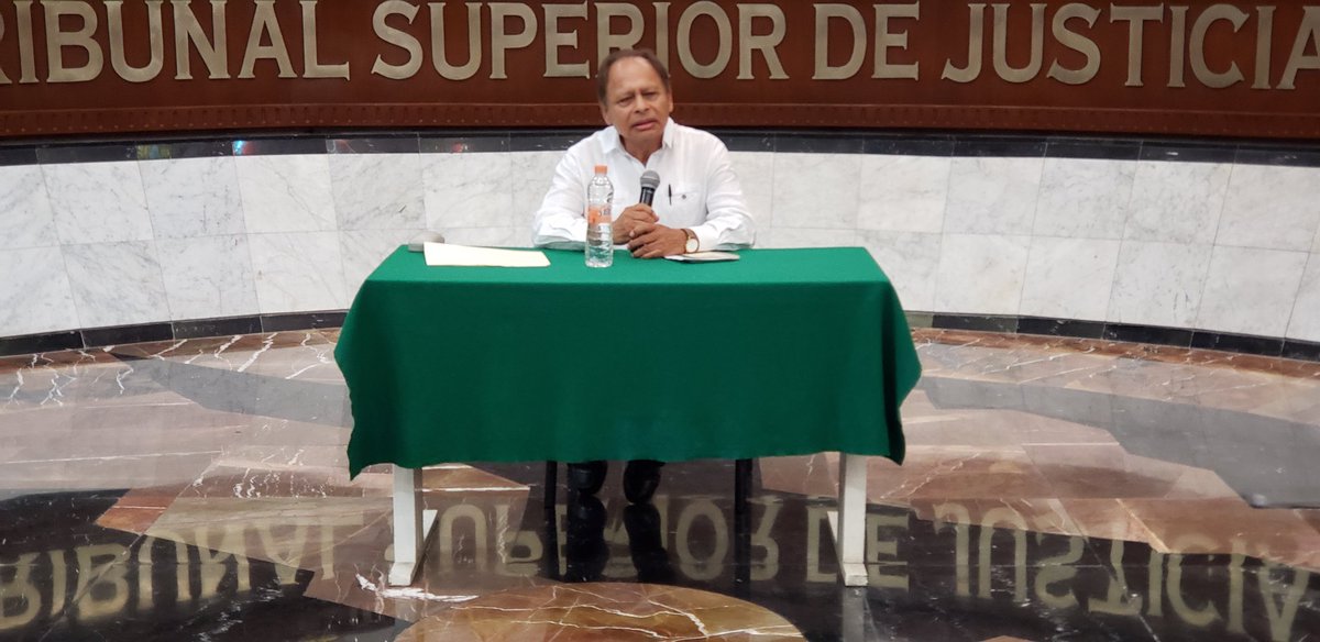 Alberto López Celis, magistrado presidente del #TSJGuerrero inauguró el ciclo de conferencias de la #SemanaJurídica2020 por el Aniversario de la Constitución. El magistrado en retiro Raúl Calvo Sánchez  disertó la ponencia "¿Qué es la justicia? Diálogo con Hans Kelsen".