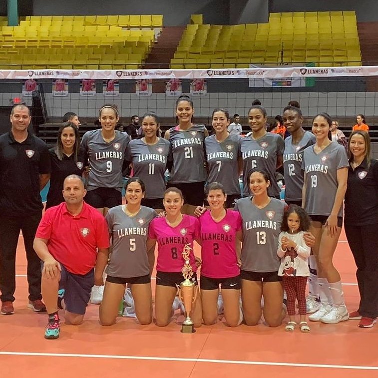 FedVenVoleibol's tweet photo. 🇻🇪🏐 Llaneras de Toa Baja con las venezolanas @s_margaretfd y Oneida González se tituló en el Torneo Preparatorio 2020 de cara a la #LSVF en 🇵🇷🏐🇻🇪
.
.
#VenExVol #Venezuela #volleyball #voleibol #voley #4Feb
.
📸 @volleypuertorico https://t.co/56c0SrJ0YC
