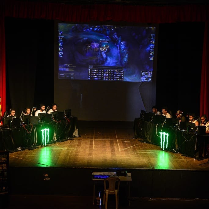 ArenaGamesBA's tweet image. ⌨ Para quem está conhecendo o Arena agora, e para o público que já nos acompanha desde os primórdios distantes, aí vai algumas fotinhas do que foi o campeonato de LoL 2019

#ArenaGamesBA #SintaOSabor #SempreTech #StartFibra #StartNetAlagoinhas