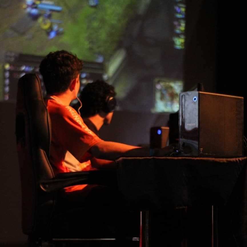 ArenaGamesBA's tweet image. 🤩👊 Desde 2015, o campeonato de LoL é um dos carros-chefe do evento e em 2019 a @CocaCola_Br, a Sempre Tech e a StartNet nos permitiram subir de level na estrutura e qualidade!

Diz aqui nos comentários o que acharam!

#ArenaGamesBA #SintaOSabor #SempreTech #StartNetAlagoinhas