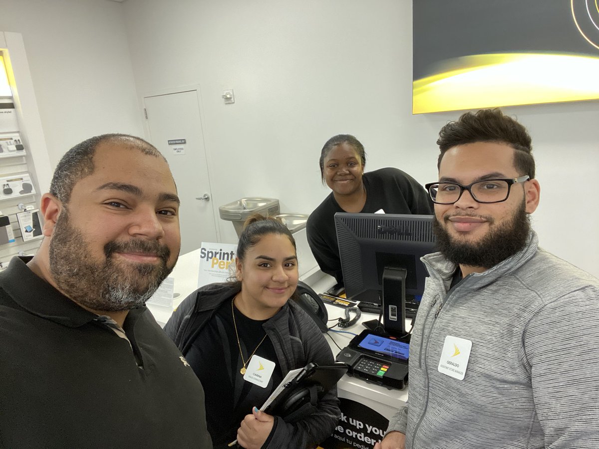 HGayle28's tweet photo. Great visit with the @SprintGrand team right in the 💛🖤 of the BIG APPLE🍏 Reviewing key priorities, role playing &amp; the art of selling #StudytheGame #NYCWarriors @AmrWahba1020 @NaifAbdullah26 https://t.co/aFT8wC16YJ