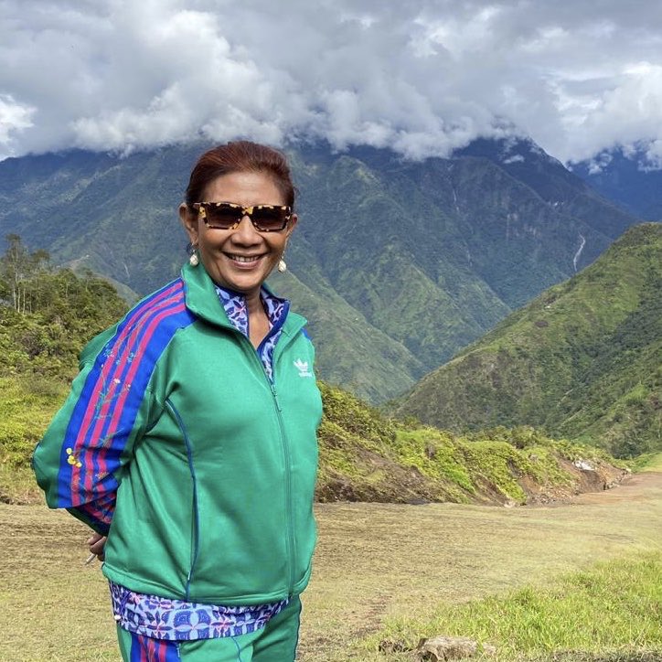 susipudjiastuti's tweet photo. Desa Banga sangat indah terletak di pegunungan Yahukimo. Akses kesana hanya bisa diterbangi dgn pswt Pilatus Porter. Landasannya mirip ski slope. Kondisi runway seperti ini yg terkadang membuat mereka sulit mendapat pasokan bahan makanan &amp; obat2 tepat waktu. #susiair #flysusiair https://t.co/DHq2GYkm3g