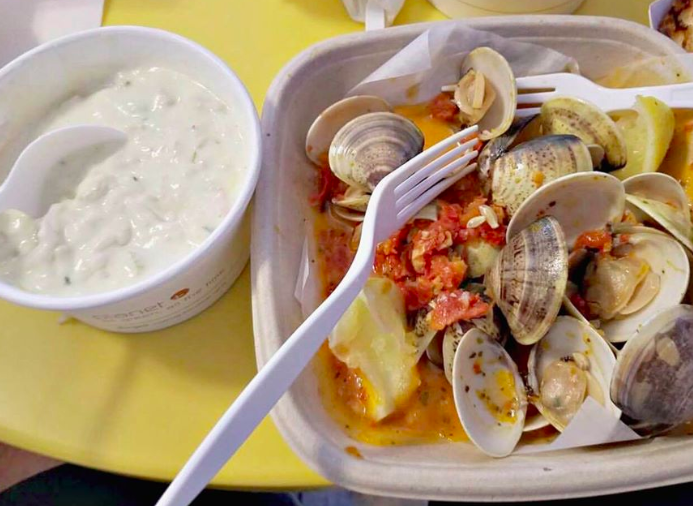 splashcafe's tweet photo. Steamed clams and a cup of chowder? Yes please! 

#SplashCafe https://t.co/9wS8xRuwWi