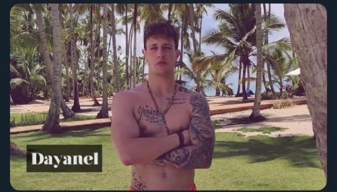 CotillaaReina's tweet photo. Mientras arde Troya el chaval disfruta de sus vacaciones, un grande #LaIslaDeLasTentaciones8 https://t.co/2jfOiiYvQk