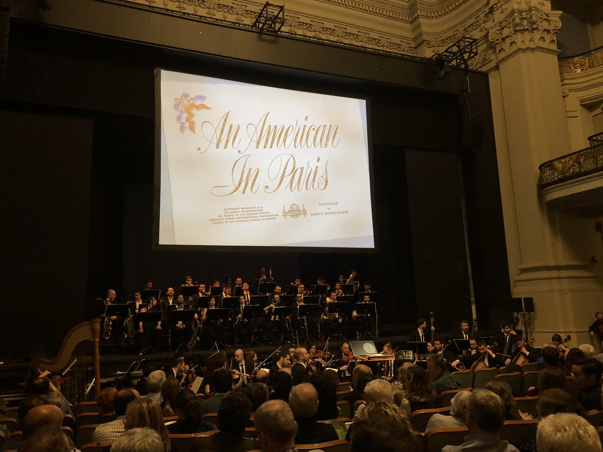 lamusaqueera's tweet photo. Todo a punto para vivir como nunca #anamericaninparis #liveinconcert de #genekelly, gracias a @ReelSolutionsB, con @orquestraOCM y @MaestroGabriele en el Coliseum de Barcelona. https://t.co/62WF4YYszr