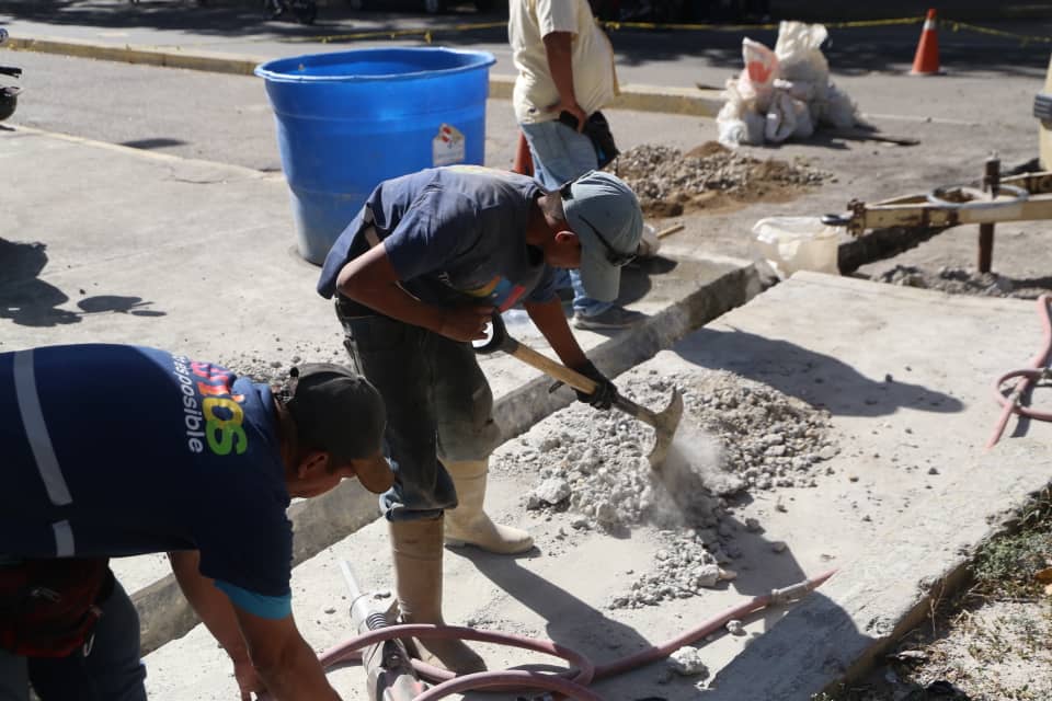 ErikaPSUV's tweet photo. Estamos haciéndonos cargo modernizando y haciendo mantenimiento a los semáforos de la Intercomunal de El Valle, ya lo hicimos en la Av. Baralt, la Av Sucre y vamos por más. Trabajamos por una #CaracasBella https://t.co/7X4G0AUSUf
