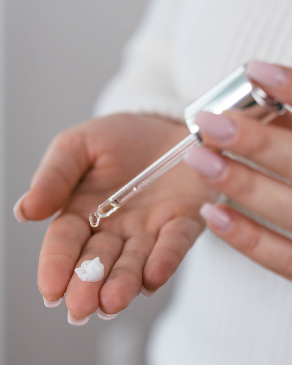 MONATOfficial's tweet image. PRO TIP: Give your #hairmasque a boost by adding a few drops of REJUVENIQE. Emulsify them together and apply for extra hydration and nourishment ✨. Choose one of our select masques for $10 USD when you spend $84 USD! Shop now: bit.ly/2H2Wxz4