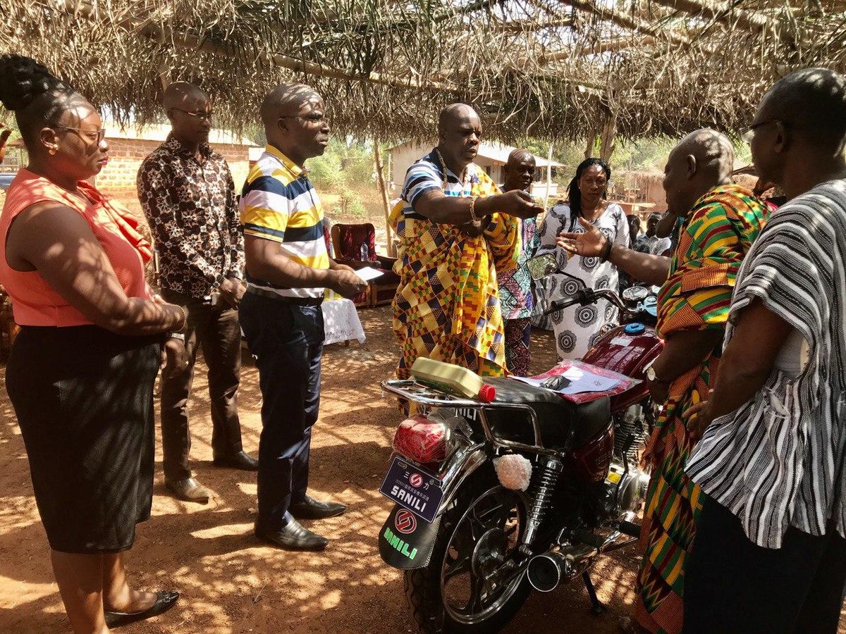 communeave1's tweet photo. TOURNEE DE REMERCIEMENTS ET DE PARTAGE D’IDEES
CINQUIÈME JOURNÉE: Edzi, Dzolo, Kévé
Poursuite de la tournée de remerciements ce lundi où le passage du maire AZIABU Kodjo Alexandre @KAAziabu dans les cantons de #Kévé,#Edzi et #Dzolo.... https://t.co/Kppehvx2hv