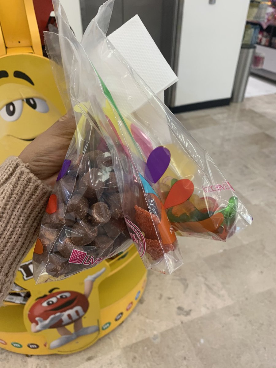 zorellin's tweet photo. @liverpoolmexico Me sorprende que ponen esa publicidad y en Dulcería tienes que tomar cada caramelo, dulce o chocolate en bolsas separadas. No importa si son del mismo precio...#liverpoolqueretaro #plazagalerias ¿Pero qué pasa? PÉSIMO https://t.co/nhojoV3rsg