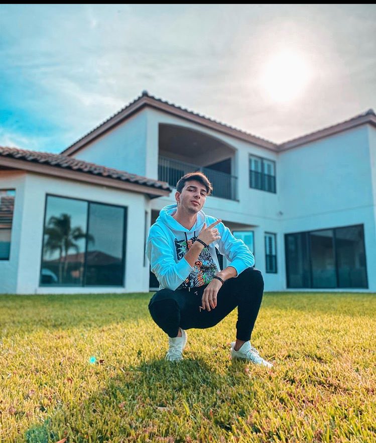 Neagleeee's tweet photo. Será q essa casa renderá vários vídeos ?! SERÁ ?!?!?! ❤️❤️❤️ @gabrielneox_ https://t.co/goqJzjspHg