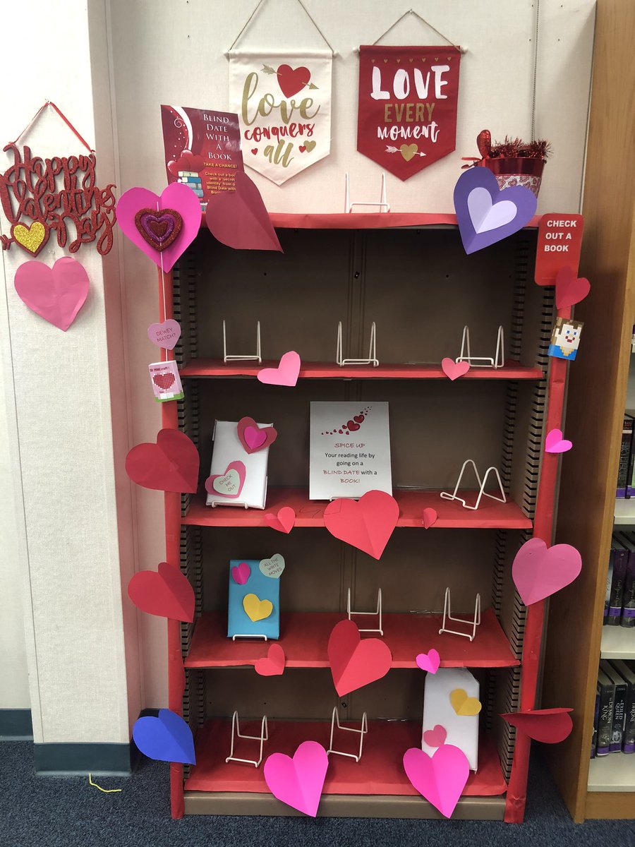 teachererink's tweet photo. These bookshelves were full this morning. I guess you can say that Blind Date with a Book was successful! #cooperkidslovetoread https://t.co/xTve19D26p