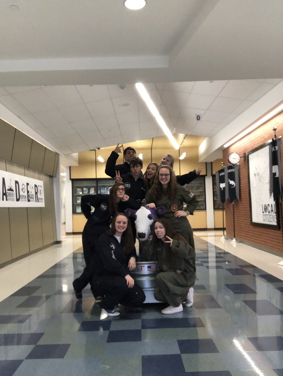 TNHSBears's tweet photo. Welcoming some of our future Generals! #Classof2024 #energy #welcome #YES #flycloser https://t.co/t4mpM2qBi5