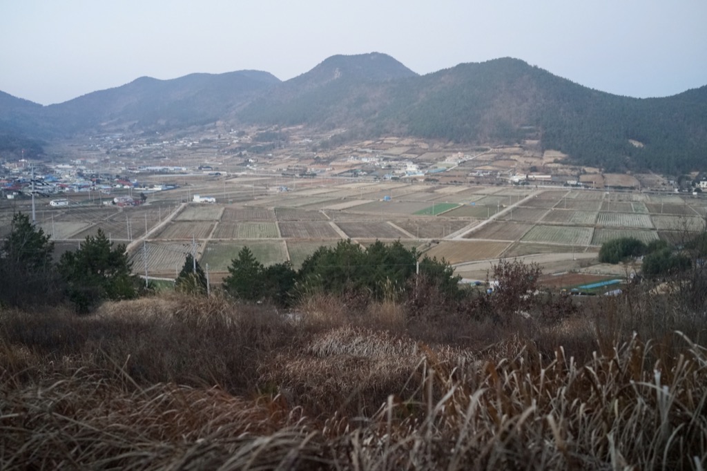 gimsangtae's tweet photo. 산 아래 #둔전리 풍광이 인상적이다. #봉수산을 배산으로 마을이 자리 잡았고 돌산천을 임수로 반듯한 논이 펼쳐져 있는 평화로운 모습이다. 저기 어느 곳에 자리를 잡고 사는 시절은 어떨지 상상을 해 본다. #걷다 #투어맵 #tourmap https://t.co/Y0c7BJgKc5