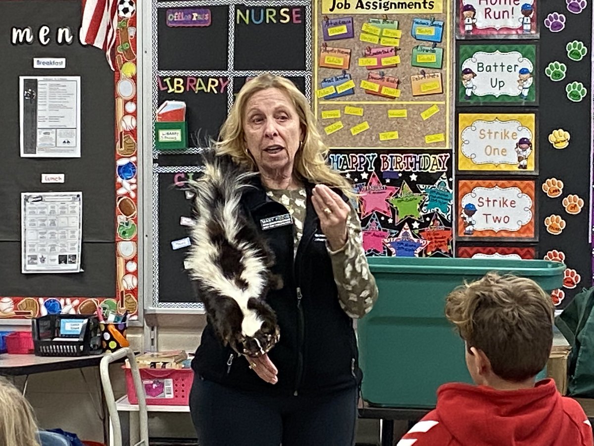kimweldon5's tweet photo. Thank you Mary for teaching us all about animal adaptations! #ccs118life #d118life #5weldon #DiscoverMCCD https://t.co/AXYg2rvejQ