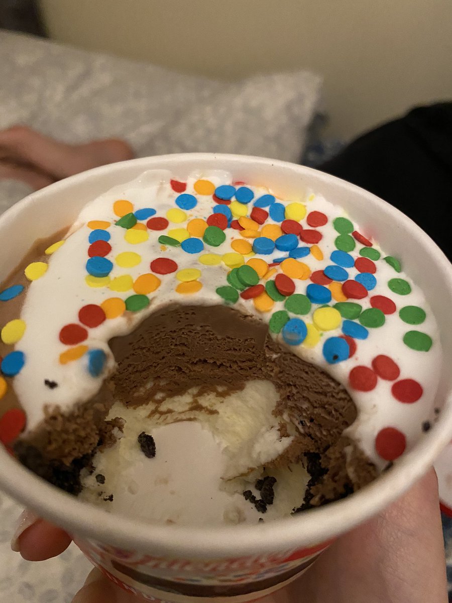 katethecrepe's tweet photo. @Friendlys hello yes please explain why there are no crunchies in the middle layer throughout my ice cream cake cup as advertised when the crunchies are obviously the best part sincerely a desperate pregnant woman with some serious cravings https://t.co/8gArI53jEm