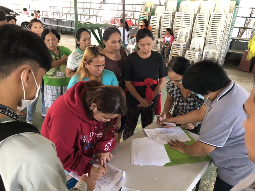 LGU_GMA's tweet photo. ATM: Ang ating Municipal Social Welfare and Development (MSWD) ay kasalukuyang namamahagi ng โFood for Workโ para sa ating 4Ps beneficiaries na siyang nakibahagi sa paglilinis ng ating bayan dahil sa pinsalang dulot ng pagsabog ng bulkang taal. #GMACavite #SulongGMA https://t.co/mZxFRwEcfi