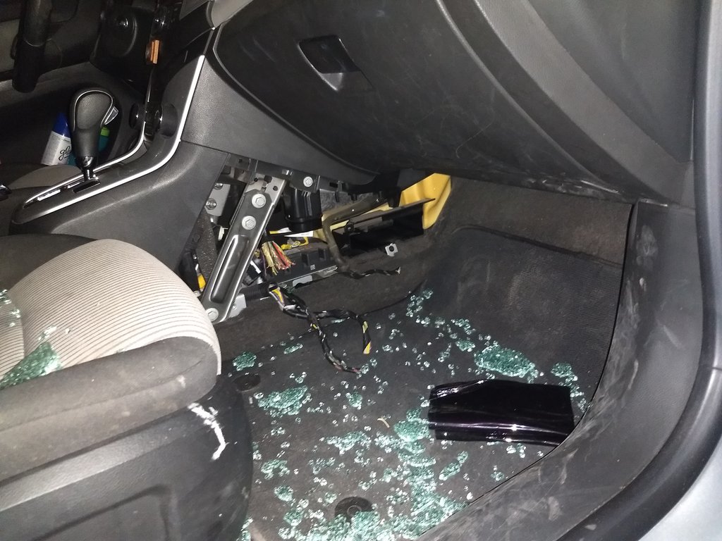 gr_yaza's tweet photo. En Antonio Rodríguez en @BJAlcaldia robo de autopartes. La computadora de un Chevrolet Cruze. Una semana atrás me robaron los espejos a 3 metros. Hace meses publique sobre otro robo aquí mismo. @Claudiashein, @STaboadaMx, @BlindarBJ, @SSP_CDMX, @C5_CDMX. https://t.co/tqbgvxmwki