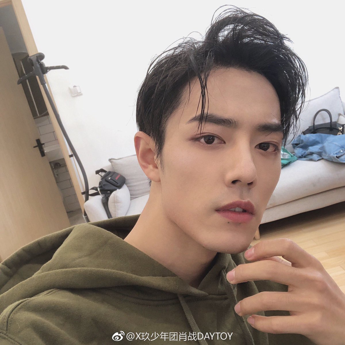 Because in a selfie (or video chat),  #XiaoZhan’s mole is on one side, but in professional photos and in person, it’s on the other   #bjyx  #yizhan