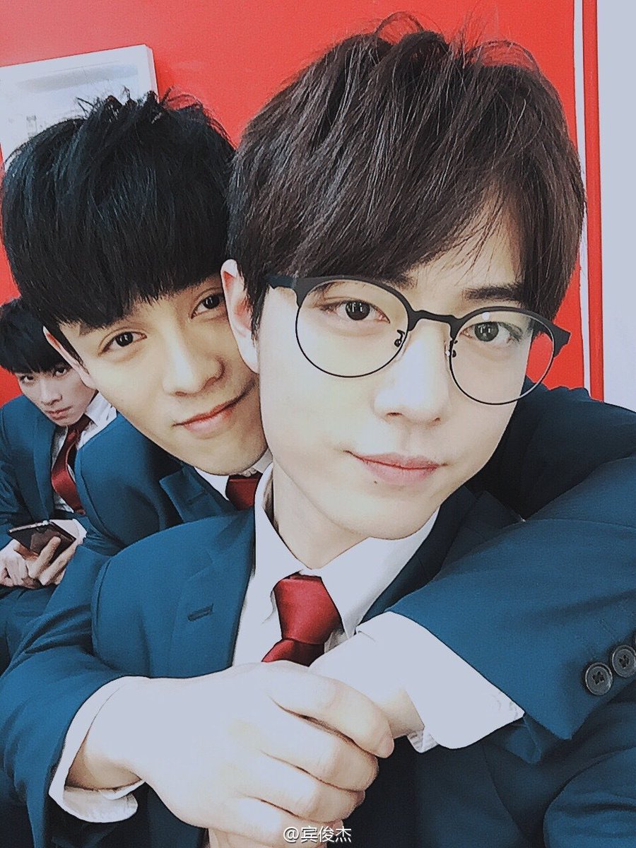 Because in a selfie (or video chat),  #XiaoZhan’s mole is on one side, but in professional photos and in person, it’s on the other   #bjyx  #yizhan