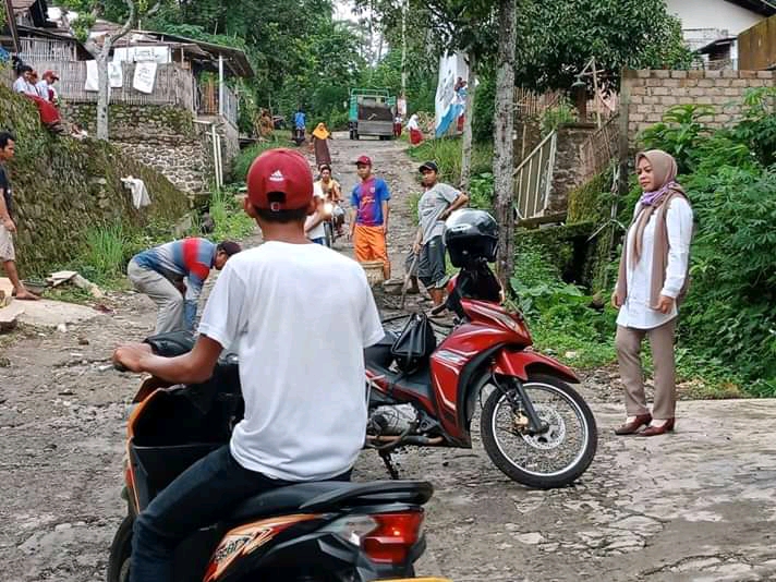 Kades Plakaran Nur Laela melakukan tinjauan masyarakat yang kerjabakti di lokasi jalan tanjakan Dusun Plampean Desa Walangsanga yang berbatasan dengan Desa Plakaran. Semoga tahun ini bisa diperbaiki oleh Kabupaten. <a href="/pakjunaedi/">Junaedi</a> <a href="/ganjarpranowo/">Ganjar Pranowo</a> @KecMoga <a href="/dinpermasdespml/">Dinpermasdes Pml</a> <a href="/puspindes/">PUSPINDES</a>