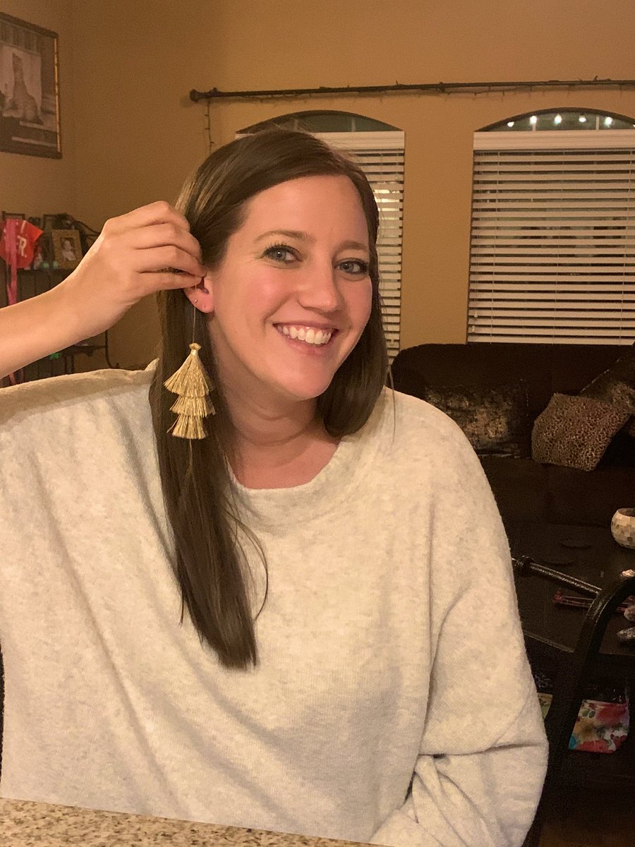 applesolutely_'s tweet photo. Tonight we had team bonding and made earrings together 💕 @VaughnElemFISD #Team2nd https://t.co/A2YrxNcFlu