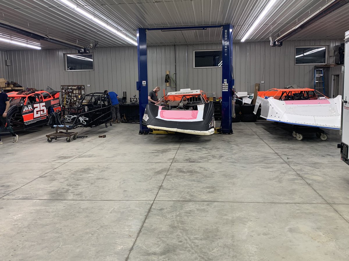 Getting ready while watching <a href="/EssexLucasOil/">James Essex</a> #Speedweeks #lucasdirt