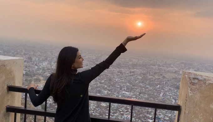 THEPERFECTENTE1's tweet photo. THE PERFECT ENTERTAINER: मिस यूनिवर्स सुष्मिता सेन पहुची पिंक सिटी जयपुर मे... https://t.co/MM2WbfynCk
#MissUniverse #bollywoodactress #sushmitasen #celebsgossip #bollywood #celebsnews #misssuniversesushmitasen
#theperfectentertainer
@THEPERFECTENTE1 
Image source twitter https://t.co/WyzUFaUnC4