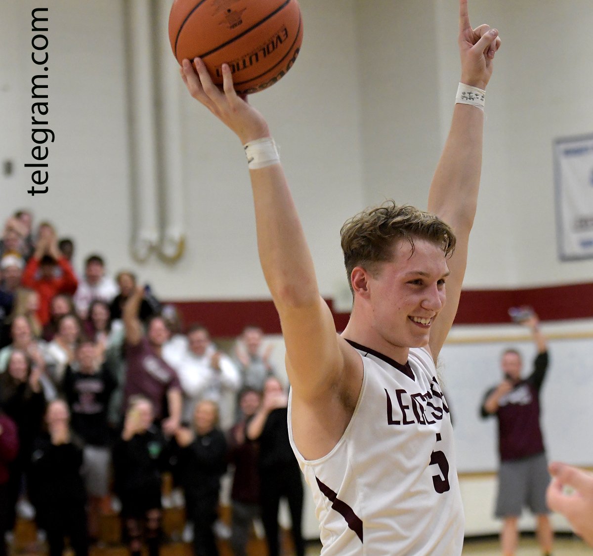SteveLanava's tweet photo. @wolverinesLeic Jack O'Neill celebrates scoring his 1,000th career point, during game versus @Oxford_Pirates #Leicester @tgsports @MIAA033 https://t.co/KHQWnRzIF8
