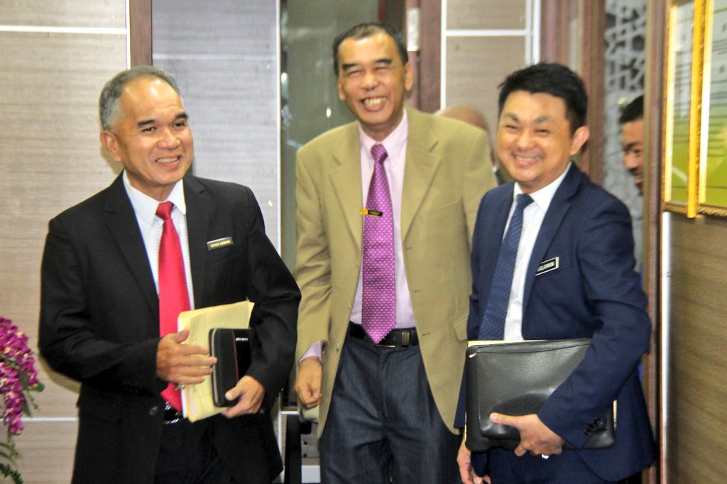 Tn. Pengarah Ir.<a href="/yusufghani200/">تذكرة</a> menerima kunjungan hormat Tn. Pengarah <a href="/CKP_JKR/">Cawangan Kerja Pendidikan (CKP), IPJKR MALAYSIA</a> <a href="/JKRMalaysia/">JKR Malaysia</a> YBrs. Tn. Hj. Noor Azman bin Ramlee bersama rombongan pagi ini.
<a href="/JKRMalaysia/">JKR Malaysia</a> <a href="/arkamaluddin/">Kamaluddin Abdul Rashid</a> <a href="/ZAzidin/">Arzab</a> <a href="/jasmi99203168/">jasmi</a> <a href="/Nuzulnisa/">Nuzulnisa Barudin</a> <a href="/fbjjkr/">Fauzi Junus</a>