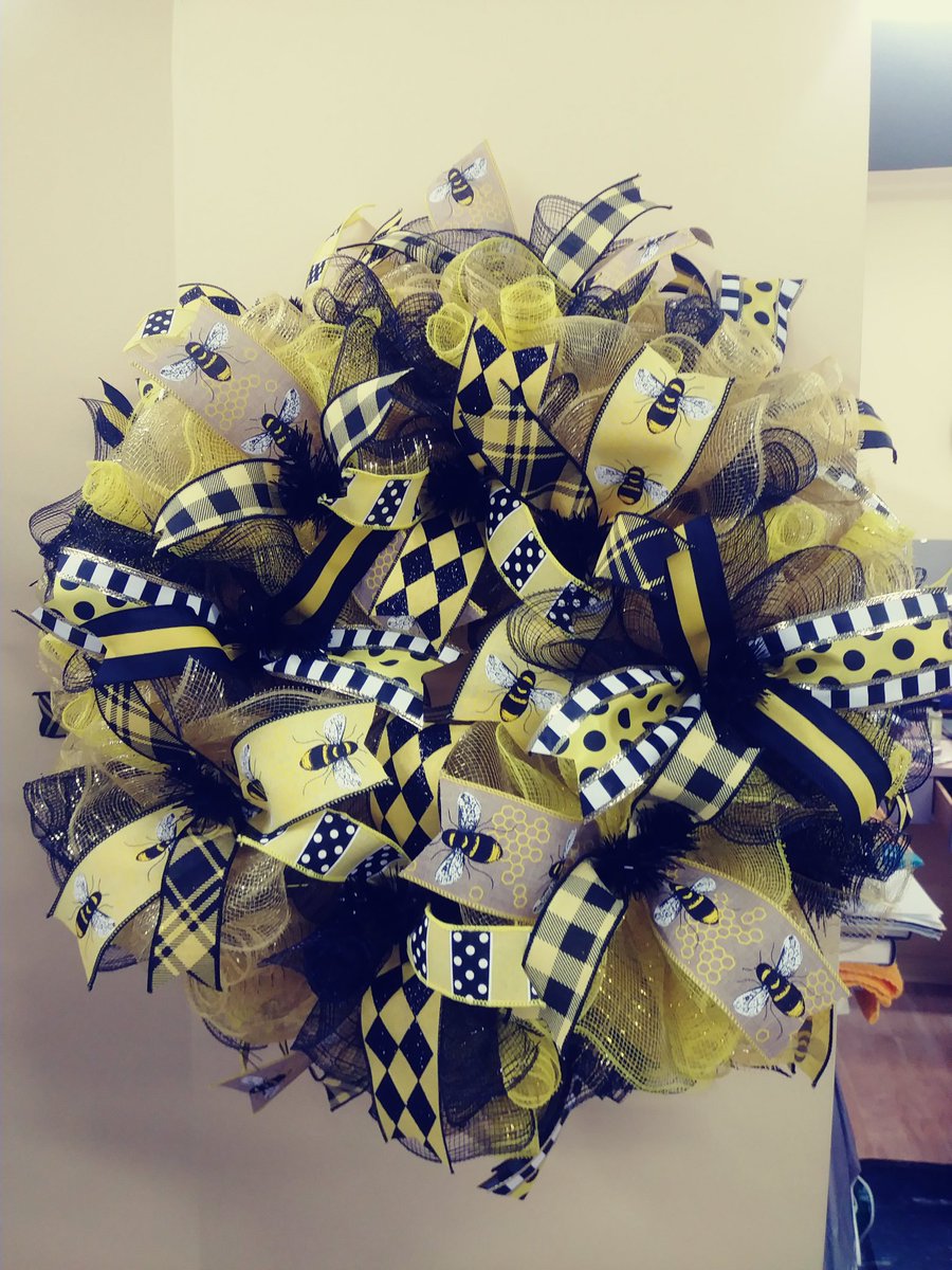 FrankEBittinger's tweet photo. The first of my honeybee wreaths. Message if you would like one! https://t.co/gEC0v9V6pT