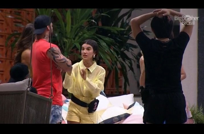 witchesbvrn's tweet image. Bianca: POSSO FALAR? posso? 

Todos: *olhando ela*

Bianca: O que porra tá acontecendo aqui gentr? Nao entendi nada ate agora. 

Mari: Ah, Bia... 

KKKKKKKKKK PINK MOUTH E SEUS QUOTES 

#RedeBBB20 #PETRIXEXPULSO