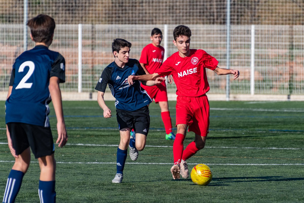 NAISEFC's tweet photo. 😍 Victòria del Cadet "B" davant el Junior per 7-2 en un partit marcat pel bon joc. 

📈 3 jugadors de l'Infantil han participat i ajudat a l'equip durant l'enfrontament.

⚽ Els golejadors del partit han estat: Alex (2), Iker (2), Santi (2) i Joel. 

#valorsNAISE #sócNAISE https://t.co/sEJJ9Odl86