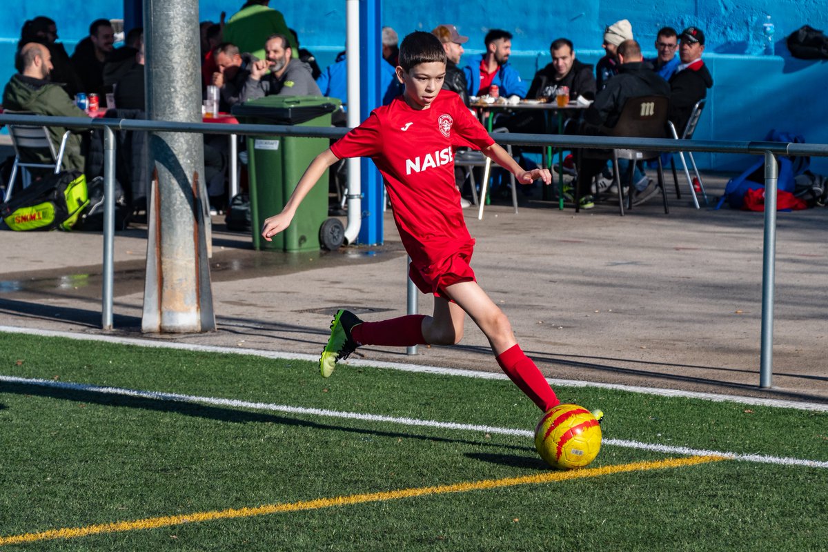 NAISEFC's tweet photo. 😍 Victòria del Cadet "B" davant el Junior per 7-2 en un partit marcat pel bon joc. 

📈 3 jugadors de l'Infantil han participat i ajudat a l'equip durant l'enfrontament.

⚽ Els golejadors del partit han estat: Alex (2), Iker (2), Santi (2) i Joel. 

#valorsNAISE #sócNAISE https://t.co/sEJJ9Odl86