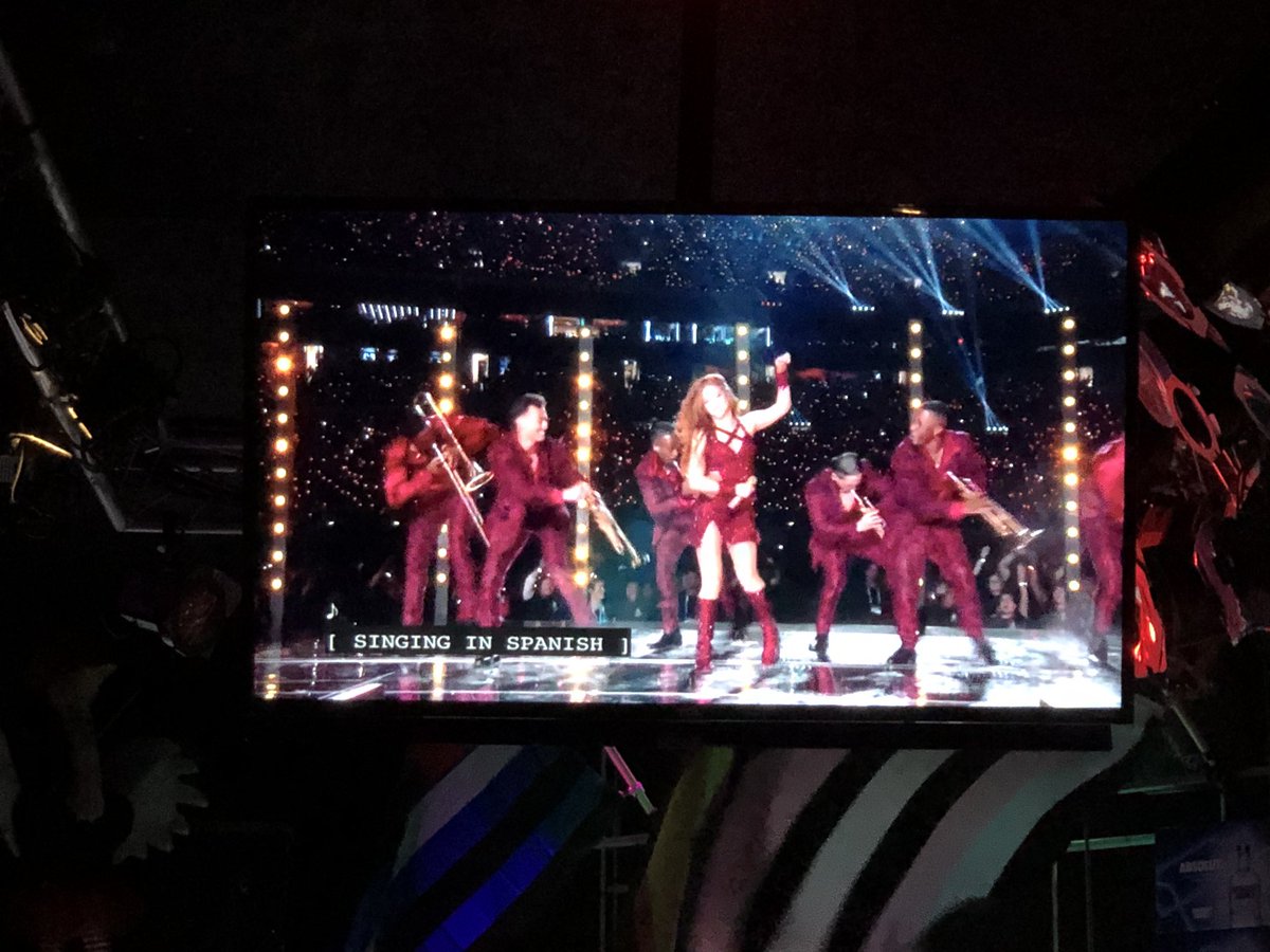 I’m glad they had a sign language interpreter during the star spangled banner but like  they didn’t even bother to translate the Spanish parts of the Super Bowl halftime 😂 😆 💃🏽💅🏽😂
