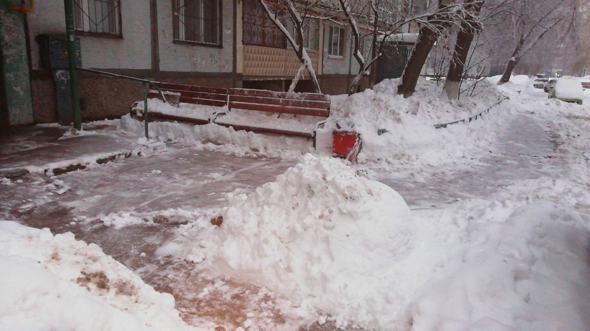 privolg5's tweet photo. Дворник от @PrivPGRU с раннего утра очищает от снега  дом 11 по ул. Силина @Semenov_A_S  @promadm https://t.co/l2WvLnH7HA