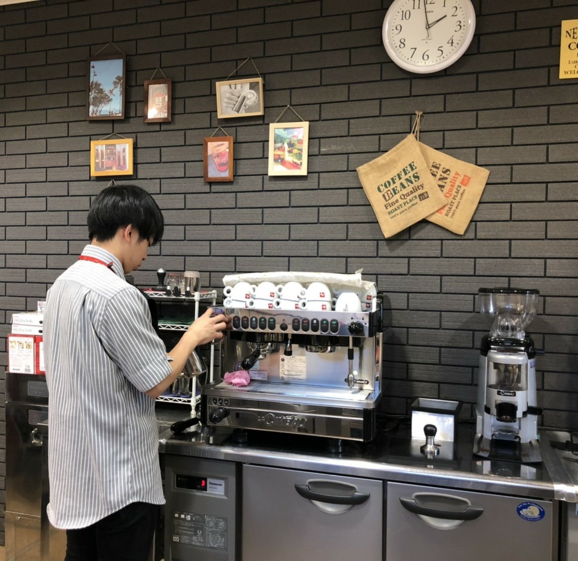 FoodSt5's tweet photo. #感謝祭 #カフェ学科 の準備風景です🎶3階は海外のコーヒーショップをイメージした装飾が特徴🛩️

3階では主に、ドリンクや焼き菓子などの販売してます☕また、#鈴木コーヒー さんとコラボしたドリップバックを『ブレイクタイムセット』として焼き菓子とセットで販売‼️

３月8・9日は #food へGO🏃‍♀️🏃💨 https://t.co/O6UR33kEsQ