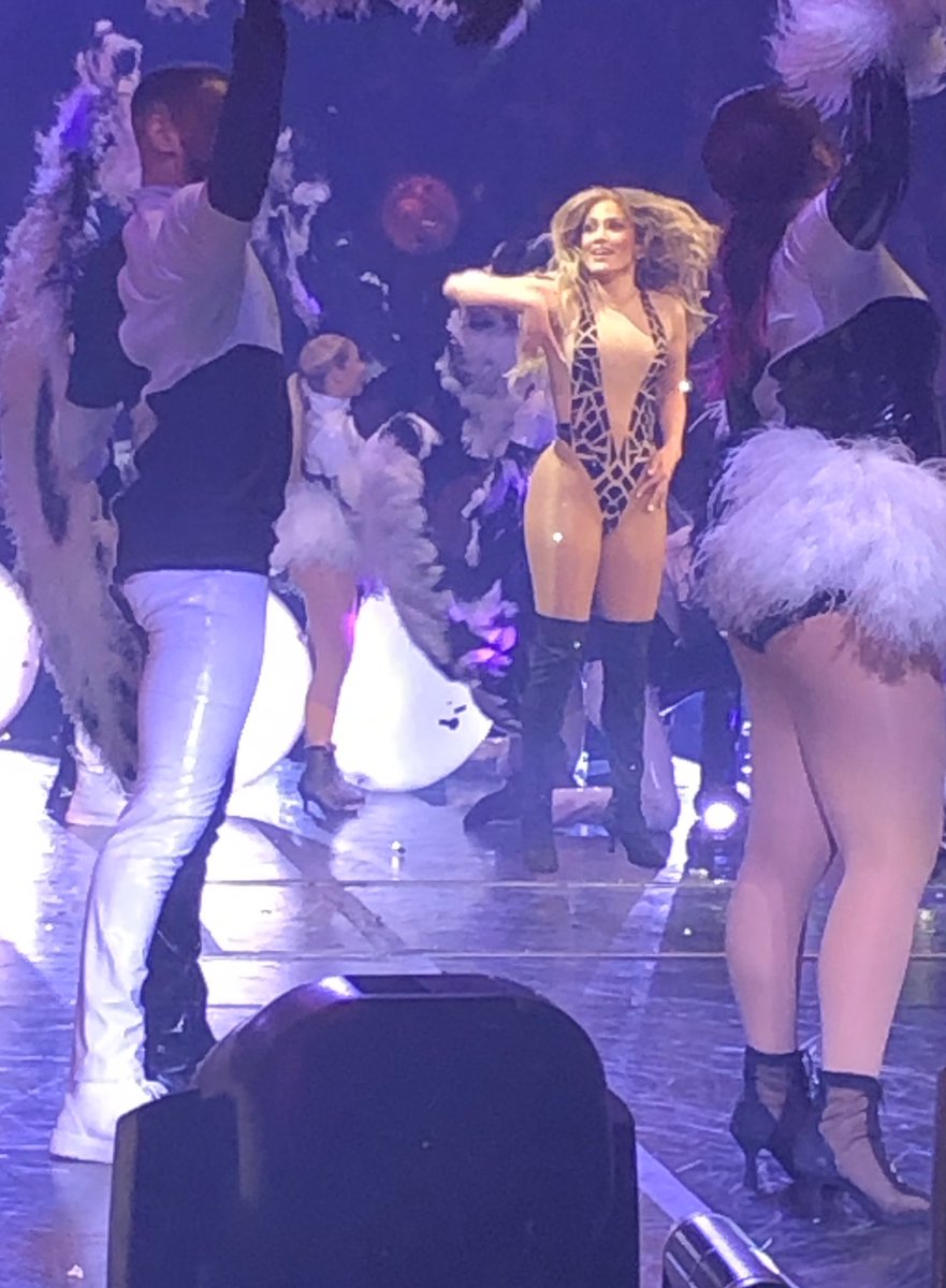 Denise8462's tweet photo. Yes. Seen @JLo in concert ... and yes ... @JLo is as beautiful in person !!!! #1strow ... she’s cool !!!! Super Bowl @FOXSports #SuperBowlLIV #HalftimeShow https://t.co/AvTrcRUB2o
