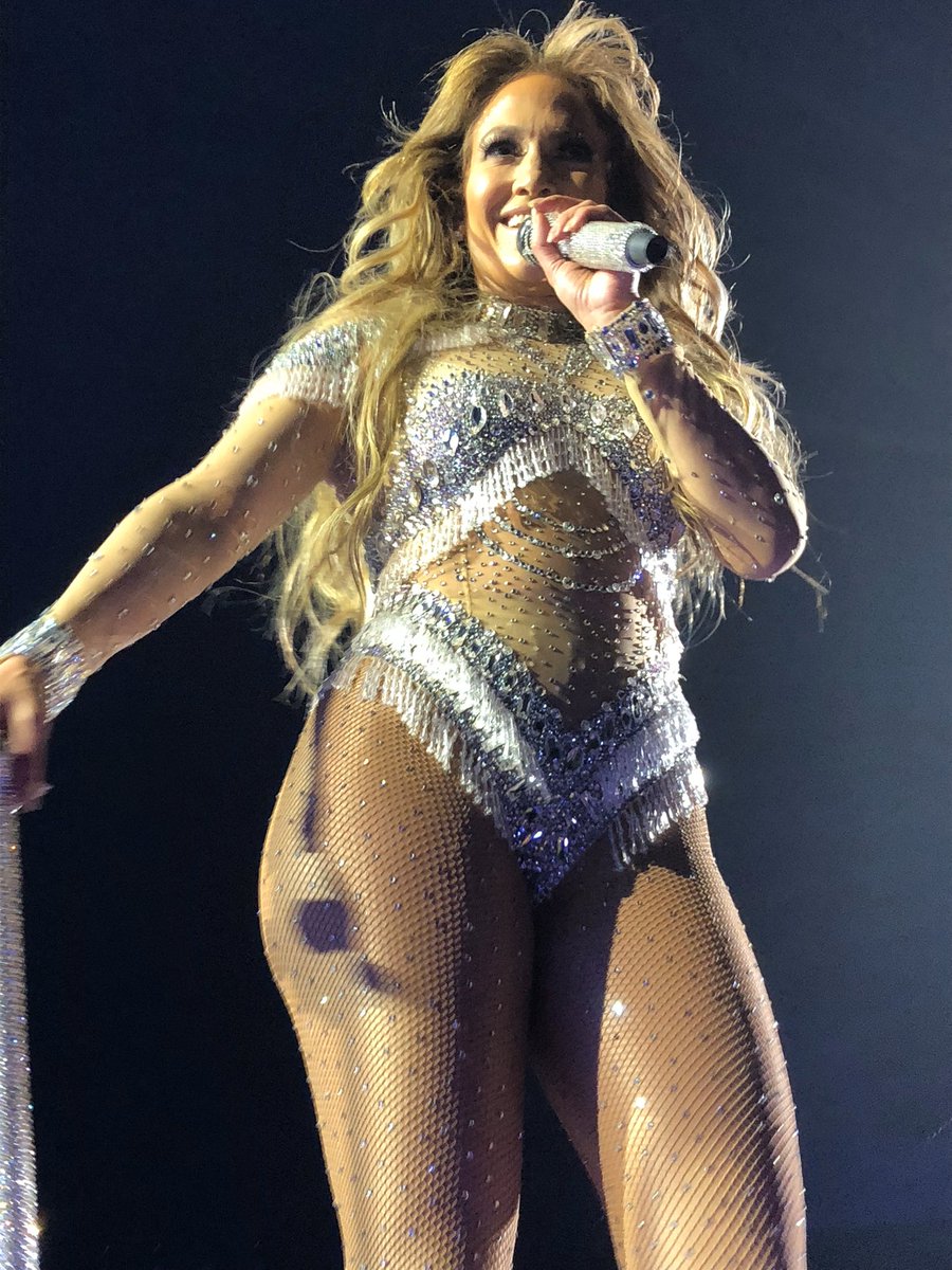 Denise8462's tweet photo. Yes. Seen @JLo in concert ... and yes ... @JLo is as beautiful in person !!!! #1strow ... she’s cool !!!! Super Bowl @FOXSports #SuperBowlLIV #HalftimeShow https://t.co/AvTrcRUB2o